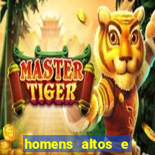 homens altos e magros pelados